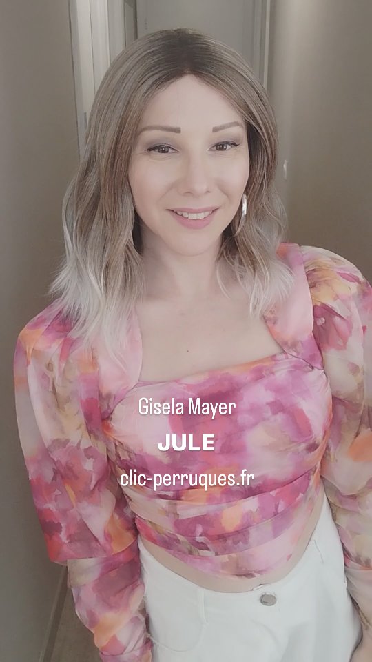Inspiration printani&egrave;re &ndash; Perruque Jule de Gisela Mayer 🌸

Envie de changement avec l&rsquo;arriv&eacute;e des beaux jours ? ☀️
Notre ambassadrice Aur&eacute;lie @life.withalopecia craque pour le mod&egrave;le Jule et son blond lumineux ultra moderne ! 

Elle vous montre un essayage simple et naturel, parfait pour d&eacute;couvrir :
✨ une coupe moderne et facile &agrave; porter
✨ un blond tendance avec racines fonc&eacute;es et pointes plus claires
✨ un rendu synth&eacute;tique tr&egrave;s naturel

Un look lumineux qui donne imm&eacute;diatement un air de printemps et permet de changer de style en un instant 🌷
Coloris pr&eacute;sent&eacute; : TT613+6

🛍️ Disponible sur clic-perruques.fr
___
#perruque #perruquesynthetique #alop&eacute;cie #pelade #blond