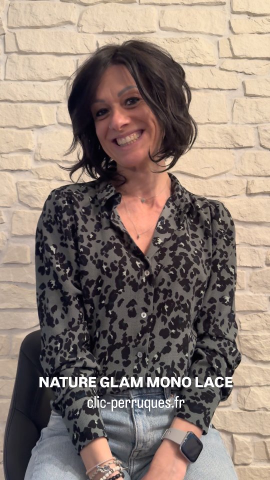 Essai en conditions r&eacute;elles &ndash; Nature Glam Mono Lace 😍

Notre ambassadrice teste pour vous la magnifique Nature Glam Mono Lace 💛
Dans cette vid&eacute;o, elle vous montre la perruque sous tous les angles :
📌 avant / apr&egrave;s
📌 essayage complet
📌 int&eacute;rieur du bonnet
📌 lace front & mono-filament pour un rendu ultra naturel

Un mod&egrave;le &eacute;l&eacute;gant, confortable et discret, parfait pour un effet cuir chevelu r&eacute;aliste !

Un immense merci &agrave; Christelle @chris_lafemmechauvequi_sourit pour cet essai authentique et pr&eacute;cieux.

🛍️ Disponible sur Clic-Perruques.fr

#perruque #alop&eacute;cie #pelade #perruquenaturelle #monolace lacefront clicperruques perruquefemme cheveux